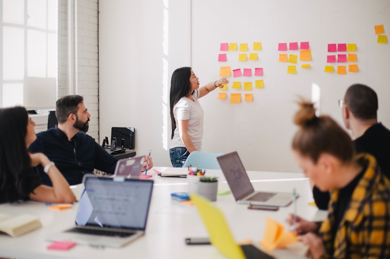 Profesionales calificados planeando en una pizarra